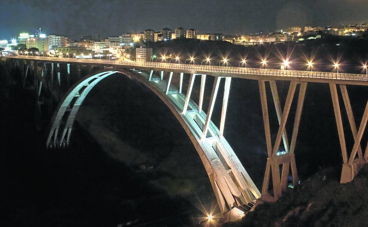 El puente es la principal vía de acceso a Catanzaro y un símbolo de la ciudad. 