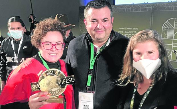 Imagen. Silvia Peláez y su marido Paco Romero, de Quesos y Besos, con el trofeo de mejor queso del mundo, junto a Ana Arroyo de Laboratorios Arroyo, donde recientemente han participado recientemente en un curso de formación sobre quesos con pasta blanda organizado por la empesa cántabra. 