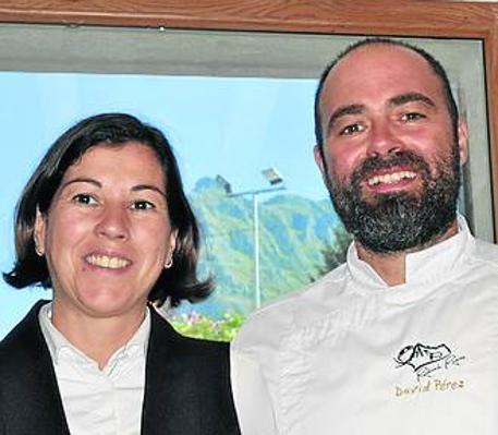 Imagen - David Pérez, entre los fogones, y su hermana Cecilia, al frente de la sala, miran al horizonte con entusiasmo.