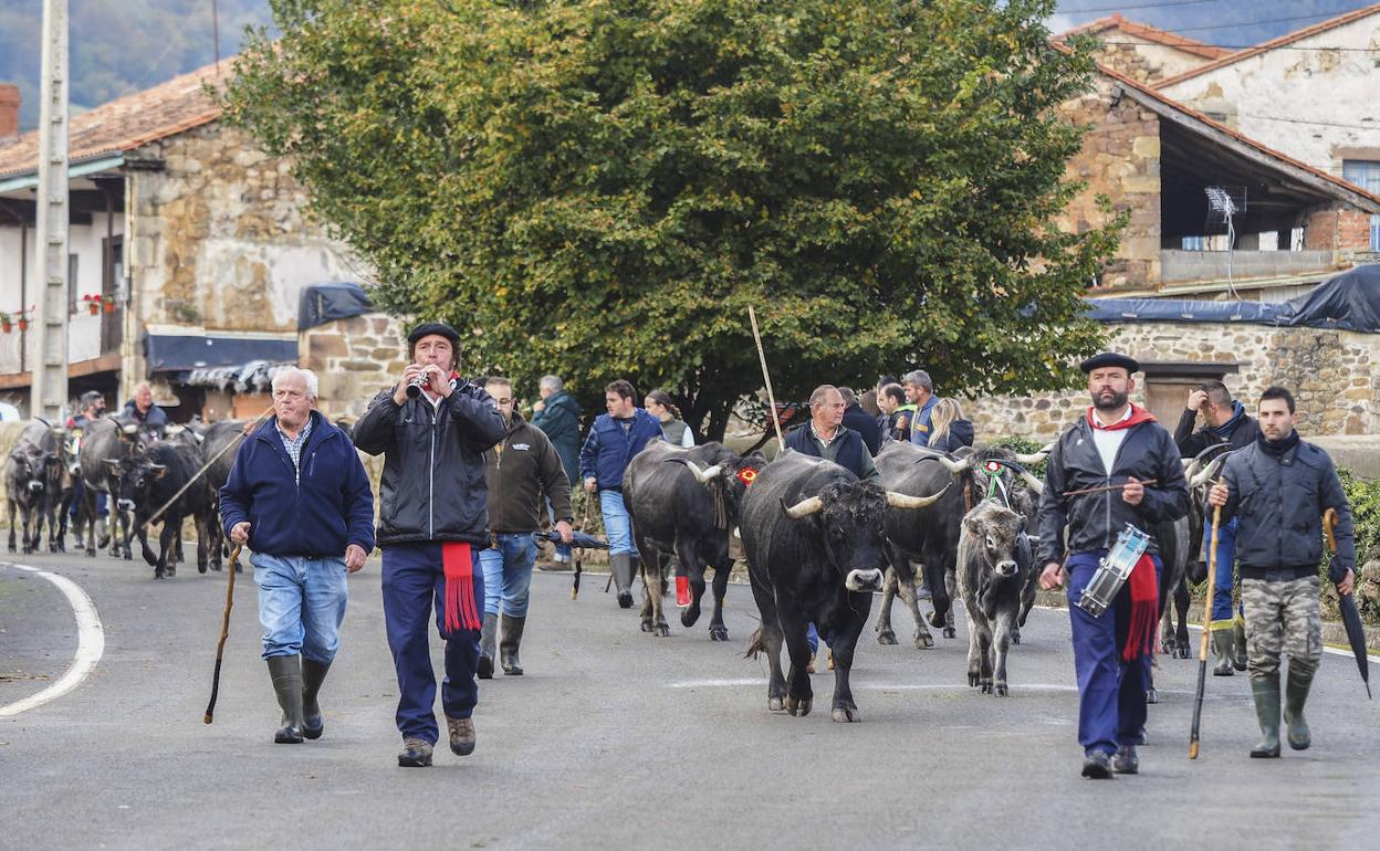 La tradicional 'pasá' precedió a la apertura de la feria. 