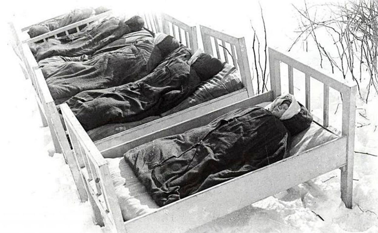 Cunas en plena zona de nieve con los bebés en su momento siesta.