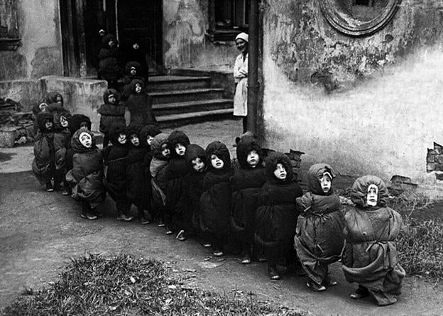 Los niños y niñas haciendo cola antes de ir a descansar al frío.