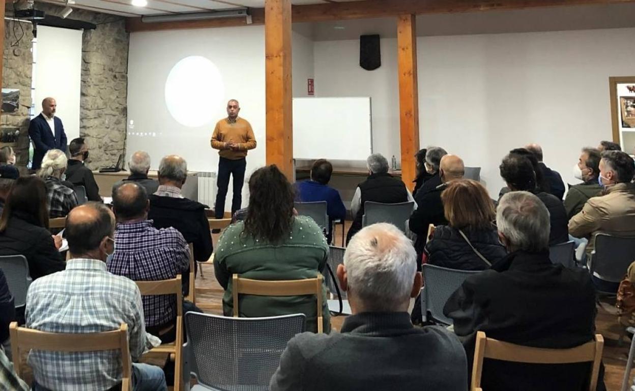 Charla sobre el proyecto de generación de energía en Arenas de Iguña.