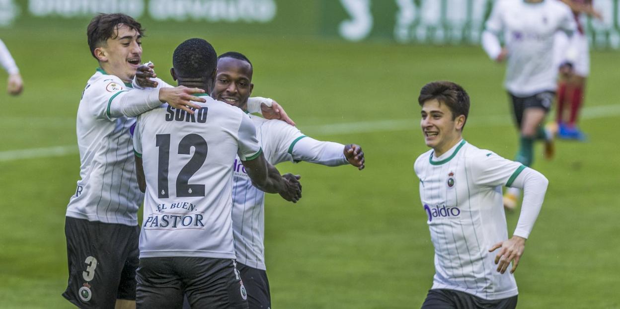 Soko se abraza a Cedric y Ceballos. Los dos primeros no estarán el viernes en la lista ante el Bilbao Athletic. Tampoco Pablo Torre, a la derecha. 