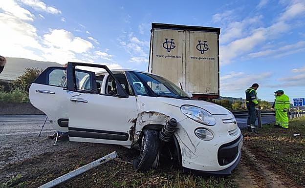 Imagen principal - La autovía se descongestiona tras varias horas atascada por dos accidentes