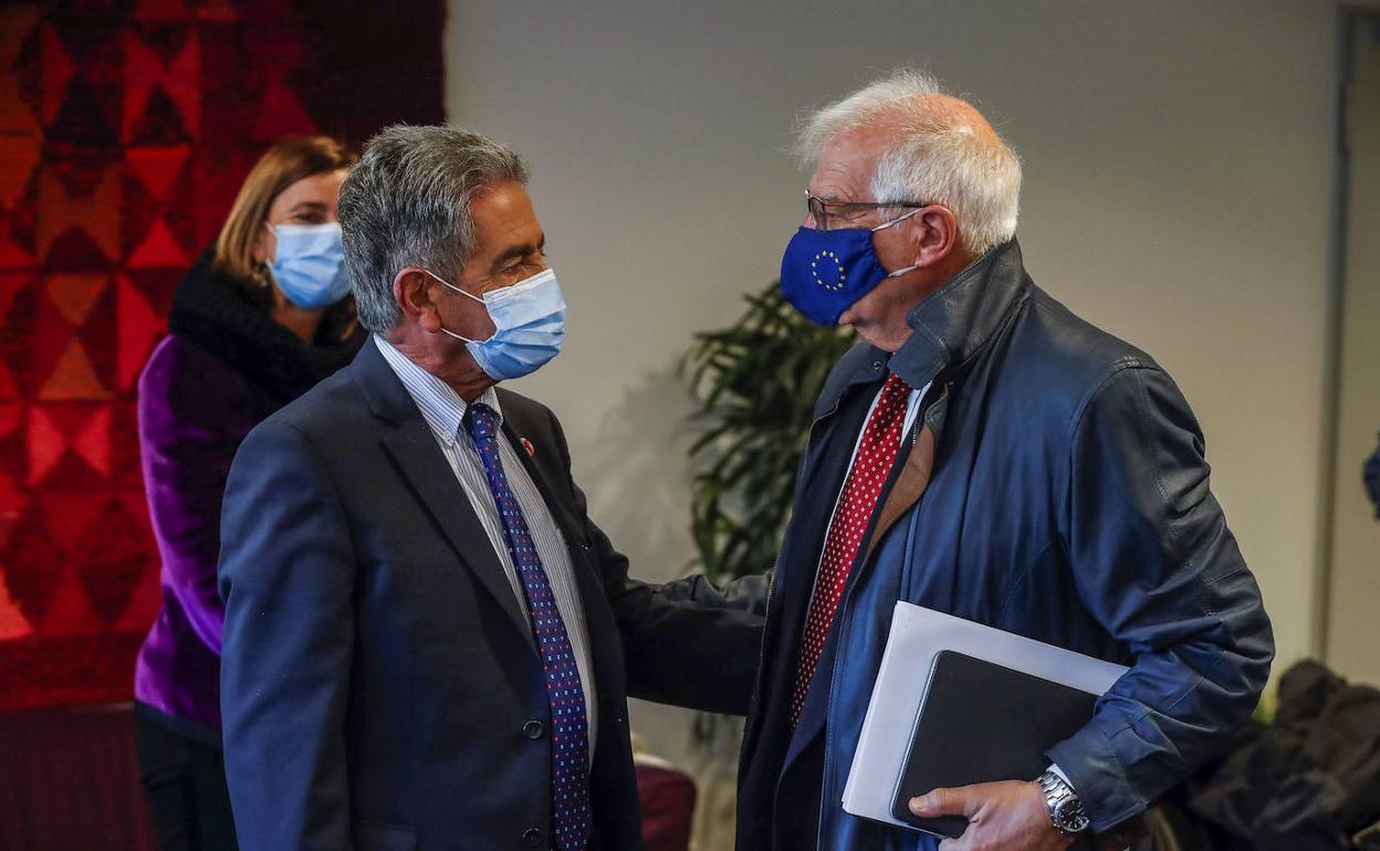 El presidente de Cantabria, Miguel Ángel Revilla, junto a Josep Borrell, alto representante y vicepresidente de la Comisión Europea, este martes en Bruselas