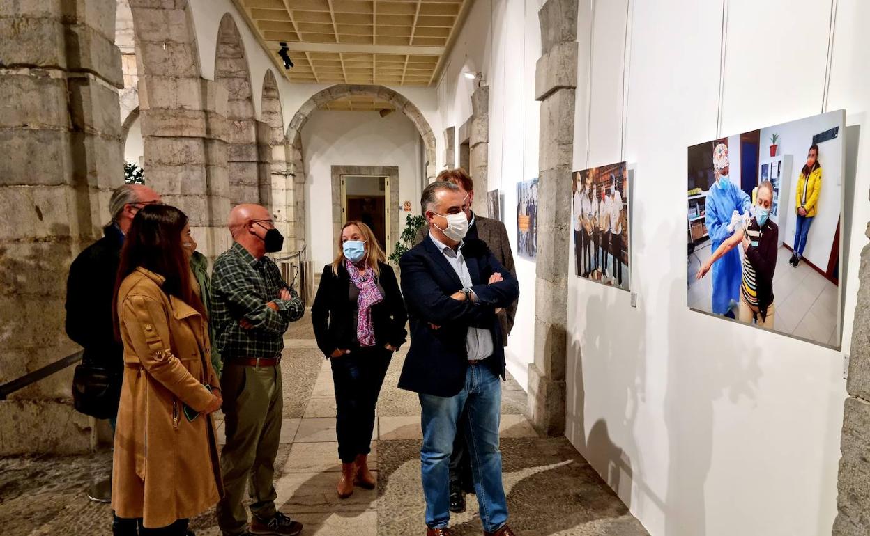 Imagen de la inauguración de la exposición 'Pandemia, el covid en Cantabria' ayer en el Parlamento.