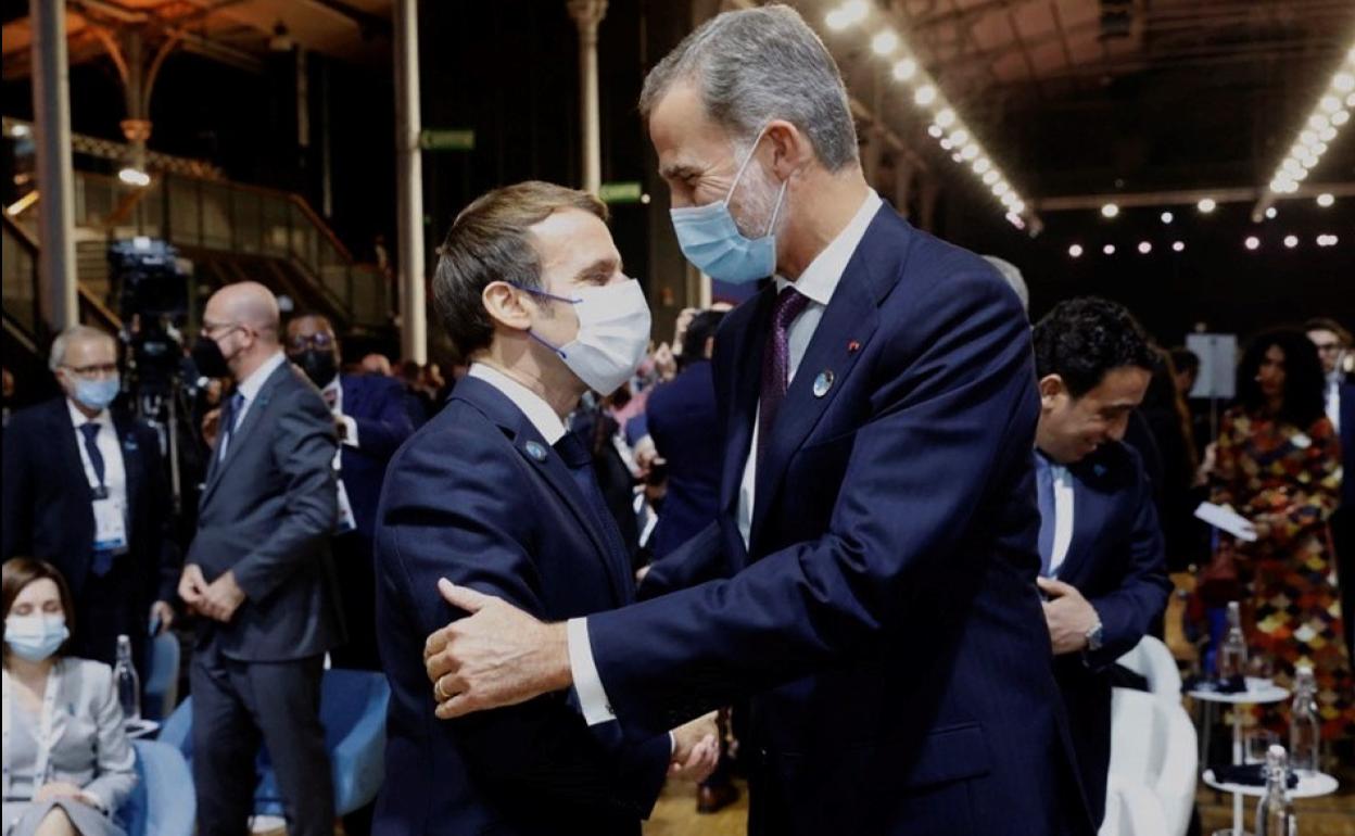 El rey Felipe VI saluda al presidente de Francia, Emmanuel Macron, durante el Foro de París.