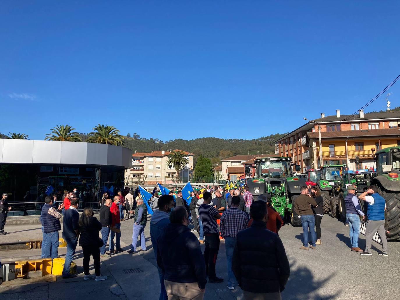 Grupo de productores concentrados a las puertas de la factoría láctea de La Penilla de Cayón.