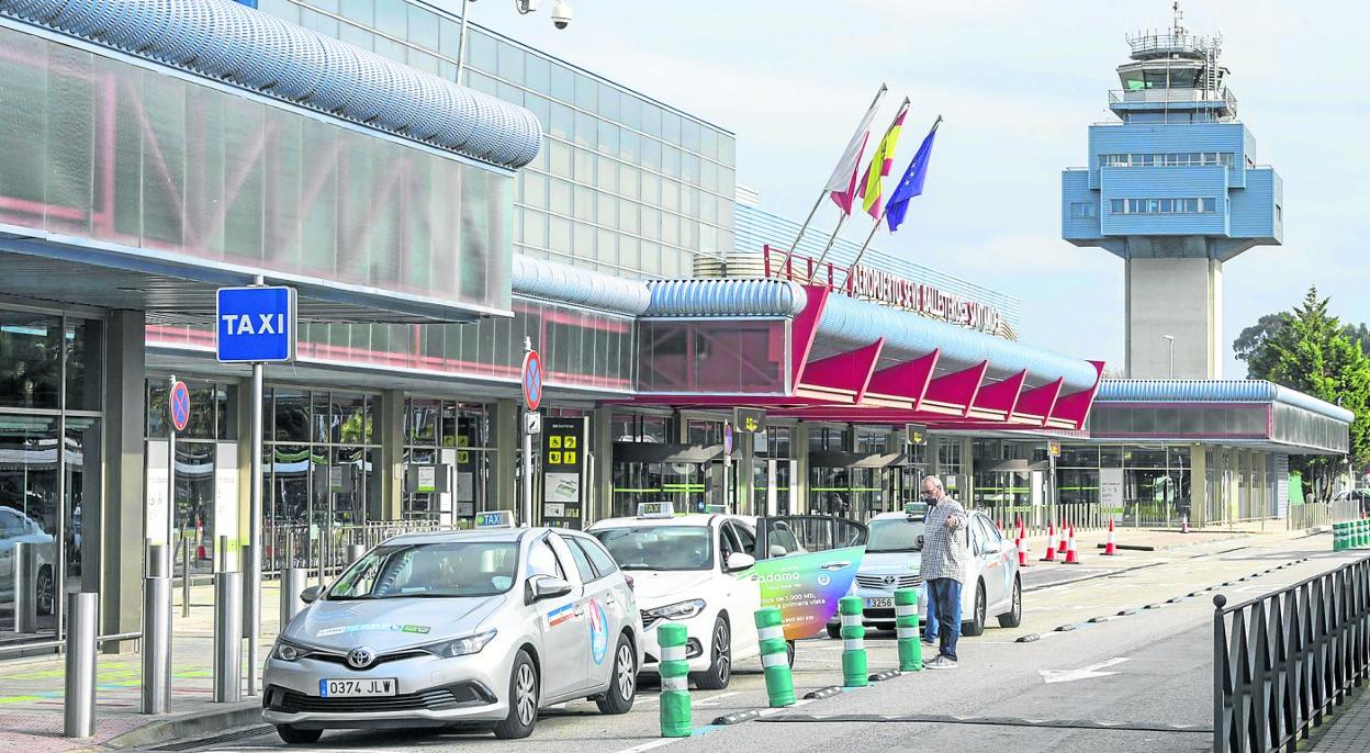 Taxistas esperan a los viajeros de la terminal a la salida del aeropuerto Seve Ballesteros-Santander, ayer, en Parayas (Camargo).