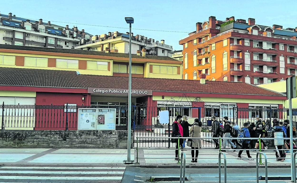 Imagen del colegio Arturo Dúo, en Castro Urdiales, donde se han confinado cuatro clases por casos positivos de covid. 