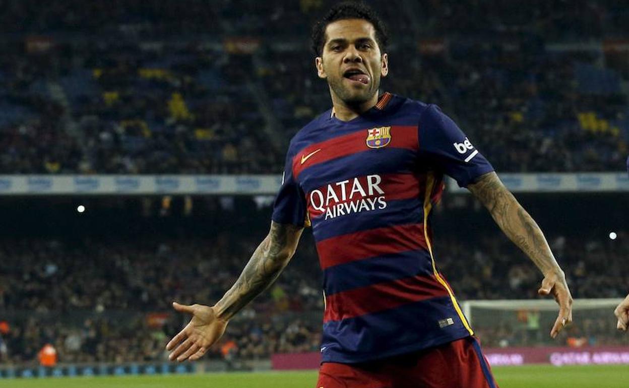 Dani Alves celebra un gol con el FC Barcelona.