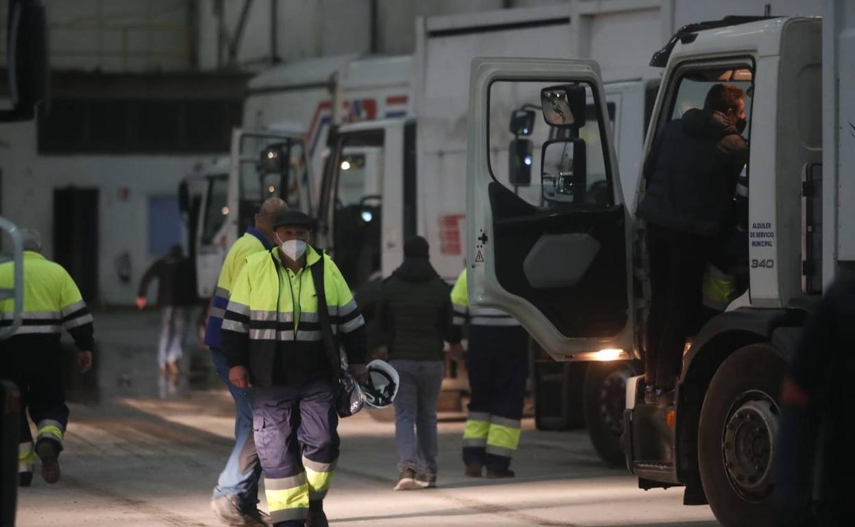 Los trabajadores del servicio de recogida de basura se preparan, este miércoles, para su primera noche con la nueva empresa, Cespa