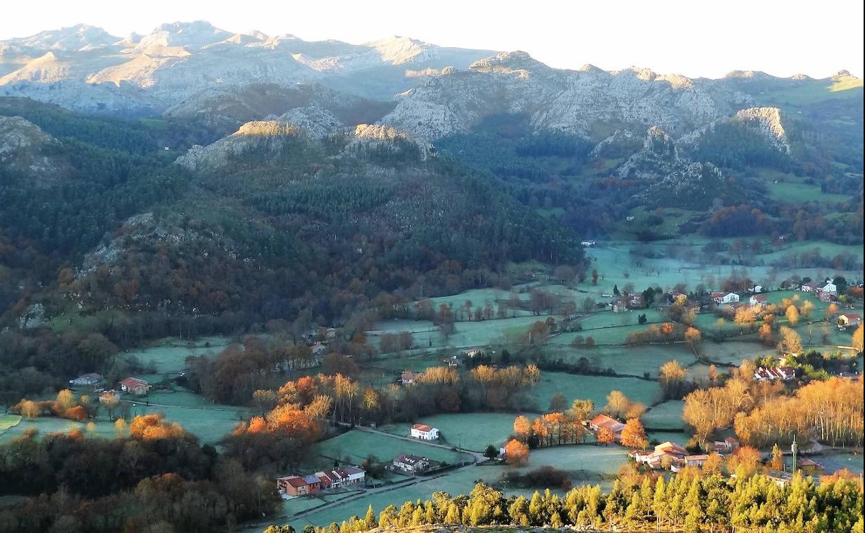 El barrio de Arronte con las montañas de Miera al fondo. 