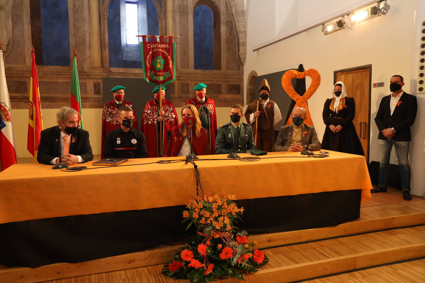 «Liébana es una referencia a nivel mundial de nuestra Cantabria Infinita, un lugar único, privilegiado que forma parte del devocionario cultural de todos». Así lo ha señalado este sábado el consejero de Industria, Turismo, Innovación, Transporte y Comercio, Javier López Marcano, durante la recepción oficial a la Orujera Mayor de la XXIX Fiesta del Orujo de Potes, Sandra Ibarra, y de los representantes del Grupo de Rescate Especial de Montaña de la Guardia Civil (Greim) de Potes y de los servicios de emergencias del Gobierno de Cantabria, a los que se concedió el título en la edición de 2020, que no pudo celebrarse por las restricciones debidas a la pandemia.