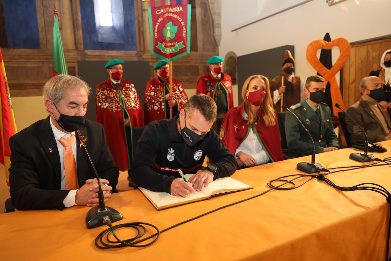 «Liébana es una referencia a nivel mundial de nuestra Cantabria Infinita, un lugar único, privilegiado que forma parte del devocionario cultural de todos». Así lo ha señalado este sábado el consejero de Industria, Turismo, Innovación, Transporte y Comercio, Javier López Marcano, durante la recepción oficial a la Orujera Mayor de la XXIX Fiesta del Orujo de Potes, Sandra Ibarra, y de los representantes del Grupo de Rescate Especial de Montaña de la Guardia Civil (Greim) de Potes y de los servicios de emergencias del Gobierno de Cantabria, a los que se concedió el título en la edición de 2020, que no pudo celebrarse por las restricciones debidas a la pandemia.