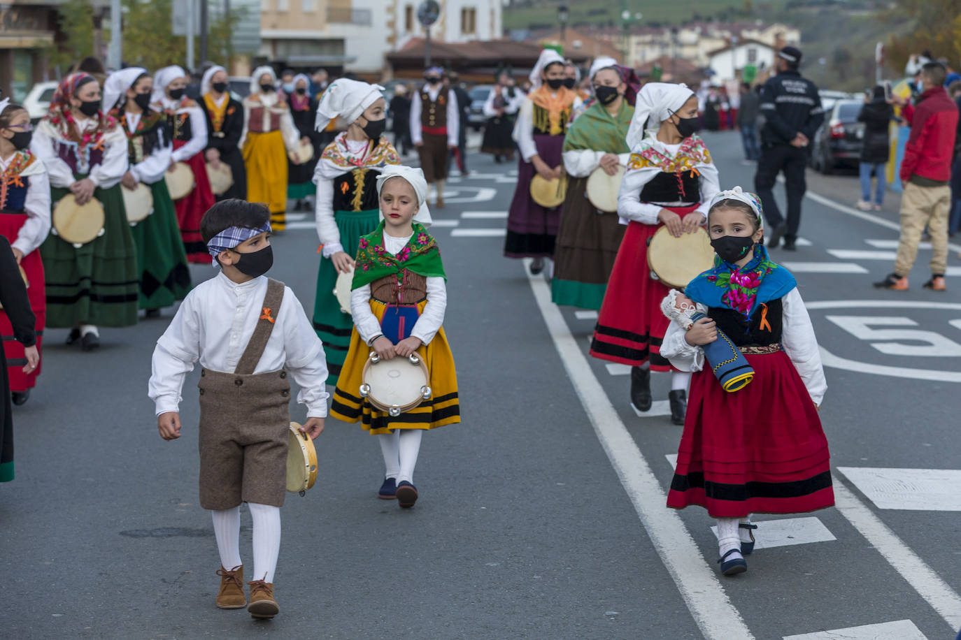 «Liébana es una referencia a nivel mundial de nuestra Cantabria Infinita, un lugar único, privilegiado que forma parte del devocionario cultural de todos». Así lo ha señalado este sábado el consejero de Industria, Turismo, Innovación, Transporte y Comercio, Javier López Marcano, durante la recepción oficial a la Orujera Mayor de la XXIX Fiesta del Orujo de Potes, Sandra Ibarra, y de los representantes del Grupo de Rescate Especial de Montaña de la Guardia Civil (Greim) de Potes y de los servicios de emergencias del Gobierno de Cantabria, a los que se concedió el título en la edición de 2020, que no pudo celebrarse por las restricciones debidas a la pandemia.