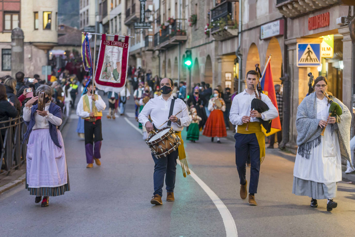 «Liébana es una referencia a nivel mundial de nuestra Cantabria Infinita, un lugar único, privilegiado que forma parte del devocionario cultural de todos». Así lo ha señalado este sábado el consejero de Industria, Turismo, Innovación, Transporte y Comercio, Javier López Marcano, durante la recepción oficial a la Orujera Mayor de la XXIX Fiesta del Orujo de Potes, Sandra Ibarra, y de los representantes del Grupo de Rescate Especial de Montaña de la Guardia Civil (Greim) de Potes y de los servicios de emergencias del Gobierno de Cantabria, a los que se concedió el título en la edición de 2020, que no pudo celebrarse por las restricciones debidas a la pandemia.