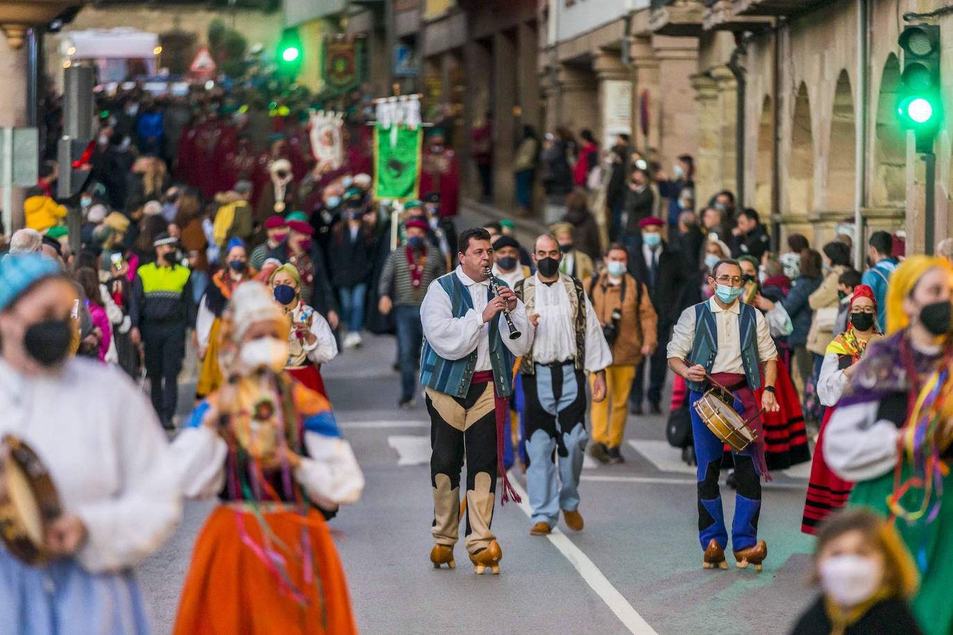 «Liébana es una referencia a nivel mundial de nuestra Cantabria Infinita, un lugar único, privilegiado que forma parte del devocionario cultural de todos». Así lo ha señalado este sábado el consejero de Industria, Turismo, Innovación, Transporte y Comercio, Javier López Marcano, durante la recepción oficial a la Orujera Mayor de la XXIX Fiesta del Orujo de Potes, Sandra Ibarra, y de los representantes del Grupo de Rescate Especial de Montaña de la Guardia Civil (Greim) de Potes y de los servicios de emergencias del Gobierno de Cantabria, a los que se concedió el título en la edición de 2020, que no pudo celebrarse por las restricciones debidas a la pandemia.