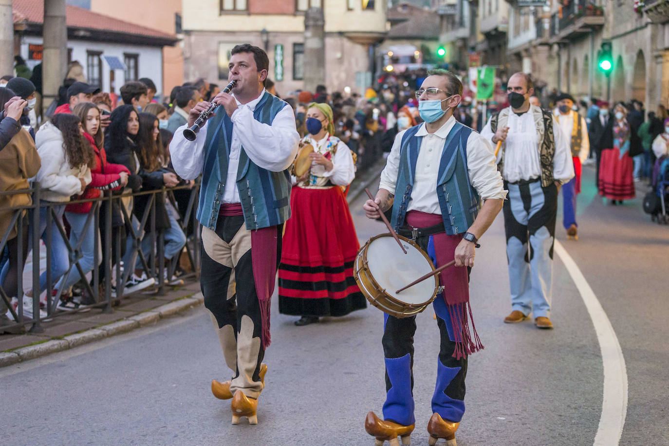 «Liébana es una referencia a nivel mundial de nuestra Cantabria Infinita, un lugar único, privilegiado que forma parte del devocionario cultural de todos». Así lo ha señalado este sábado el consejero de Industria, Turismo, Innovación, Transporte y Comercio, Javier López Marcano, durante la recepción oficial a la Orujera Mayor de la XXIX Fiesta del Orujo de Potes, Sandra Ibarra, y de los representantes del Grupo de Rescate Especial de Montaña de la Guardia Civil (Greim) de Potes y de los servicios de emergencias del Gobierno de Cantabria, a los que se concedió el título en la edición de 2020, que no pudo celebrarse por las restricciones debidas a la pandemia.