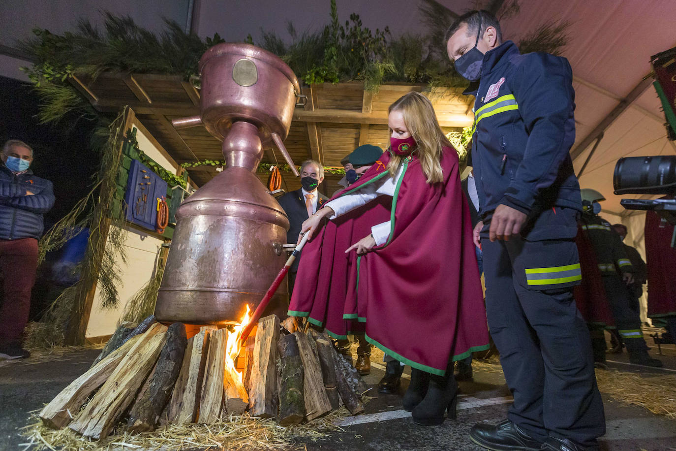 «Liébana es una referencia a nivel mundial de nuestra Cantabria Infinita, un lugar único, privilegiado que forma parte del devocionario cultural de todos». Así lo ha señalado este sábado el consejero de Industria, Turismo, Innovación, Transporte y Comercio, Javier López Marcano, durante la recepción oficial a la Orujera Mayor de la XXIX Fiesta del Orujo de Potes, Sandra Ibarra, y de los representantes del Grupo de Rescate Especial de Montaña de la Guardia Civil (Greim) de Potes y de los servicios de emergencias del Gobierno de Cantabria, a los que se concedió el título en la edición de 2020, que no pudo celebrarse por las restricciones debidas a la pandemia.