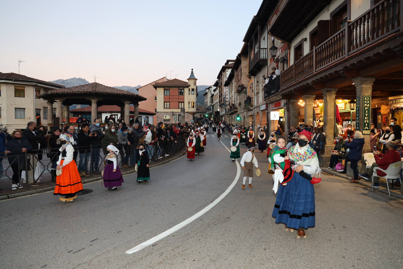 «Liébana es una referencia a nivel mundial de nuestra Cantabria Infinita, un lugar único, privilegiado que forma parte del devocionario cultural de todos». Así lo ha señalado este sábado el consejero de Industria, Turismo, Innovación, Transporte y Comercio, Javier López Marcano, durante la recepción oficial a la Orujera Mayor de la XXIX Fiesta del Orujo de Potes, Sandra Ibarra, y de los representantes del Grupo de Rescate Especial de Montaña de la Guardia Civil (Greim) de Potes y de los servicios de emergencias del Gobierno de Cantabria, a los que se concedió el título en la edición de 2020, que no pudo celebrarse por las restricciones debidas a la pandemia.