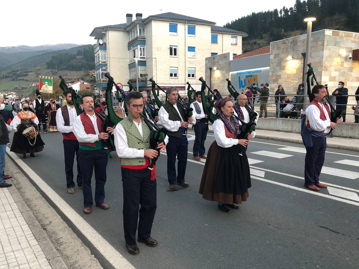 «Liébana es una referencia a nivel mundial de nuestra Cantabria Infinita, un lugar único, privilegiado que forma parte del devocionario cultural de todos». Así lo ha señalado este sábado el consejero de Industria, Turismo, Innovación, Transporte y Comercio, Javier López Marcano, durante la recepción oficial a la Orujera Mayor de la XXIX Fiesta del Orujo de Potes, Sandra Ibarra, y de los representantes del Grupo de Rescate Especial de Montaña de la Guardia Civil (Greim) de Potes y de los servicios de emergencias del Gobierno de Cantabria, a los que se concedió el título en la edición de 2020, que no pudo celebrarse por las restricciones debidas a la pandemia.