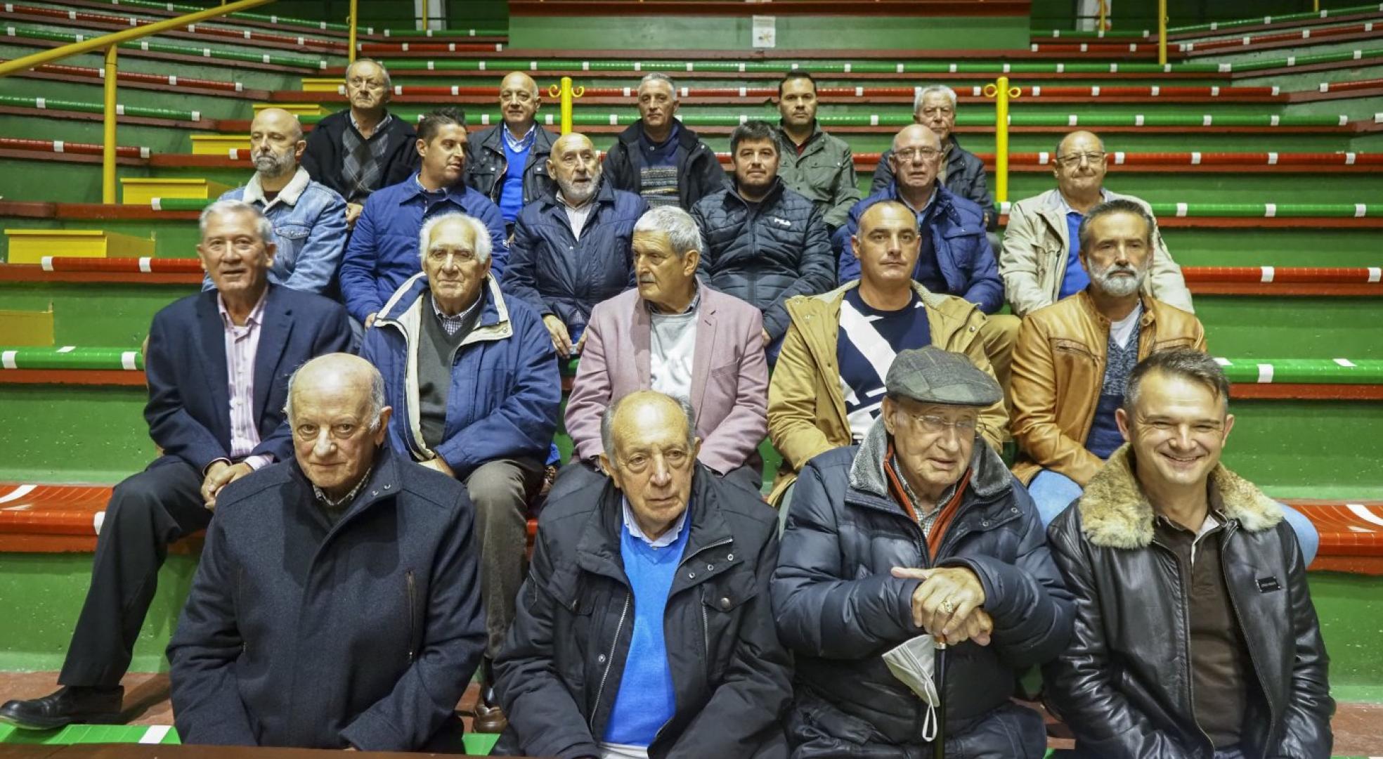 Agustín, Ortiz, Mallavia, Alfonso, Marcos, Rubén, D. Gandarillas, Castanedo, C. Gandarillas, Tete, Domínguez, Ahijado, Calixto, Santos, Lavid, Lavin, Benito Fuentevilla, Linares y Óscar. 