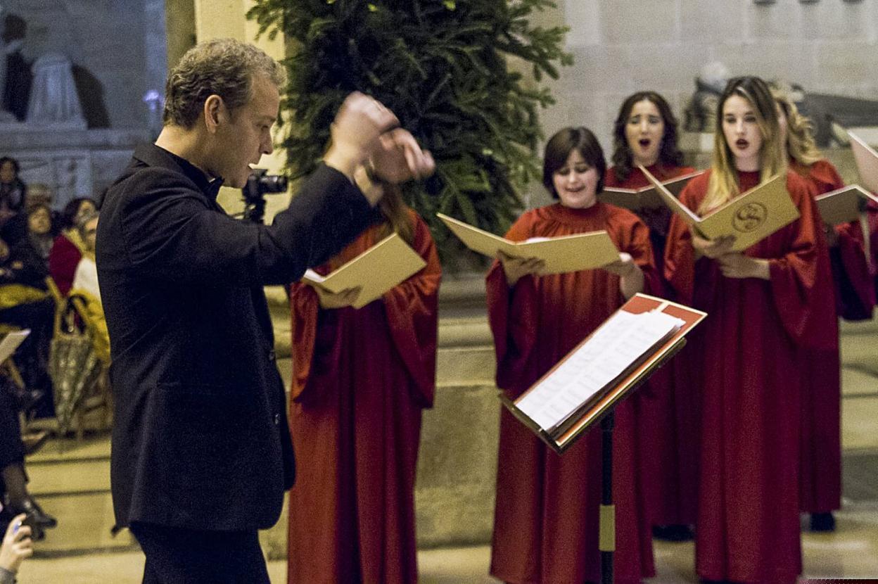 Raúl Suárez dirige desde 2004 a la Camerata Coral de la Universidad de Cantabria. 