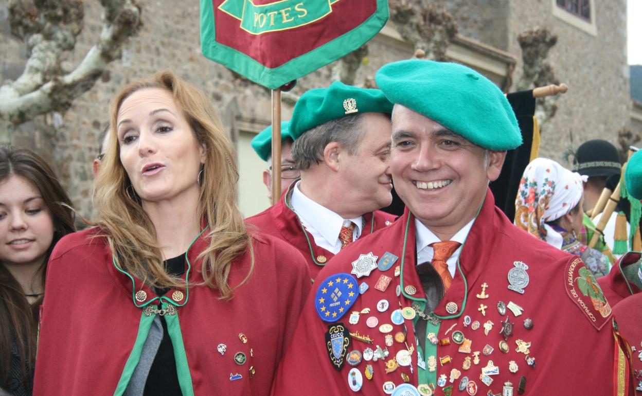 Sandra Ibarra, junto a su marido, el periodista Juan Ramón Lucas, Orujero Mayor 2011 