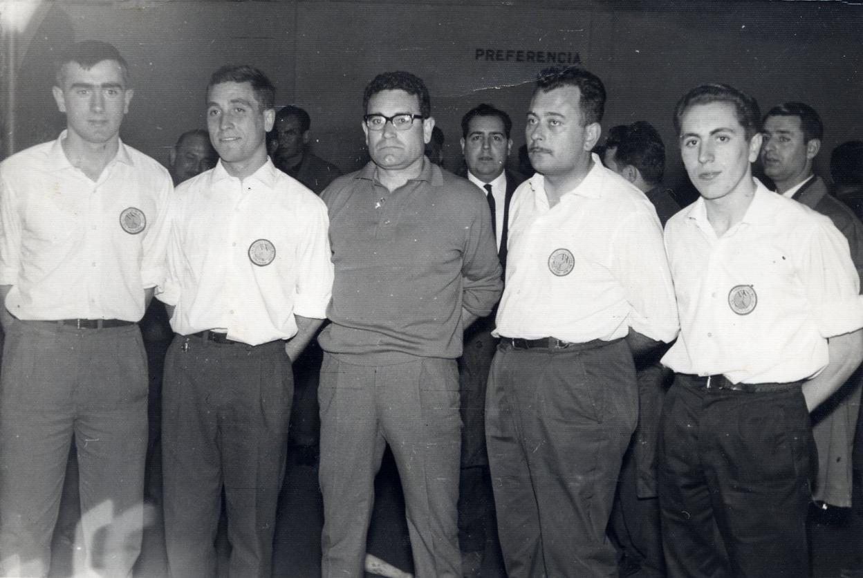 Juan José Ingelmo, Lilis Mallavia, Evaristo Gómez (árbitro), Toñín Gándara y Pachín, en la partida del PB Mallavia en 1964. 