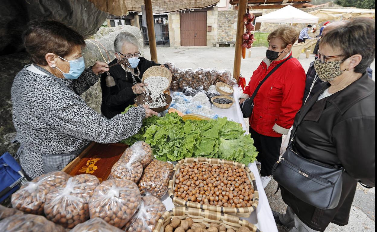 La alubia de Casar de Periedo volvió a ser el producto más demandado por los asistentes a la feria. Fotografías: javier rosendo