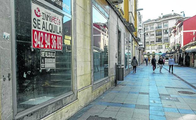 Se alquila o se vende. Vista de un local en alquiler en la calle Alonso Astúlez, junto a la zona de vinos, en la que también hay varios establecimientos con carteles de venta, alquiler o traspaso de negocios. 