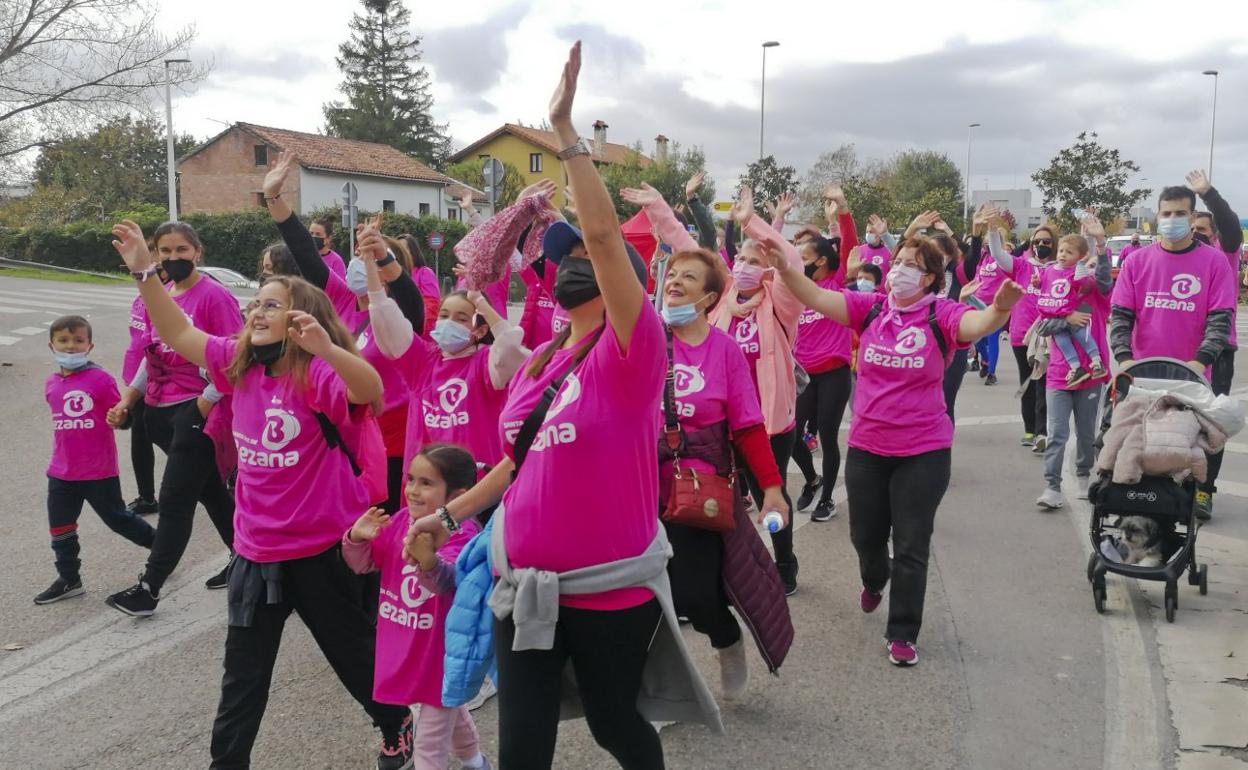 Más de un millar de personas participó ayer en la Marcha Solidaria contra el Cáncer que organizó el Ayuntamiento de Bezana.