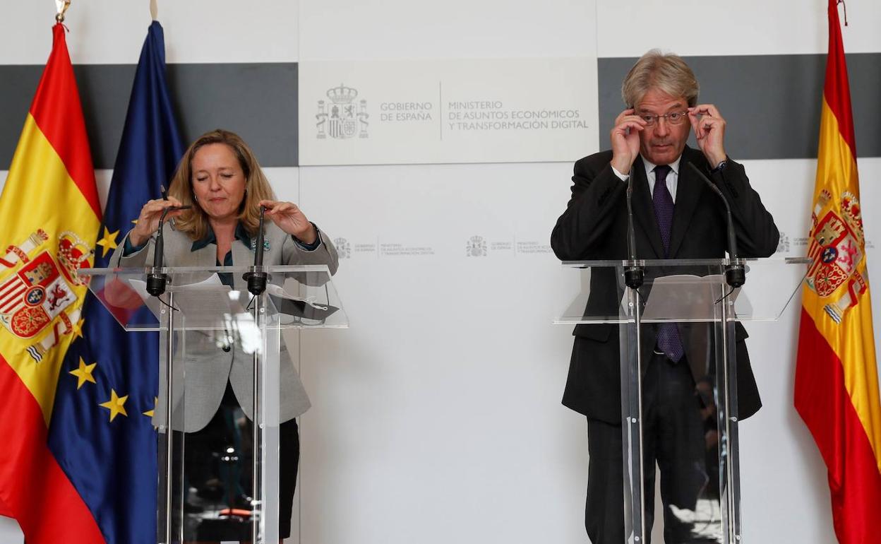 La vicepresidenta Calviño junto al comisario económicao, Gentiloni. 