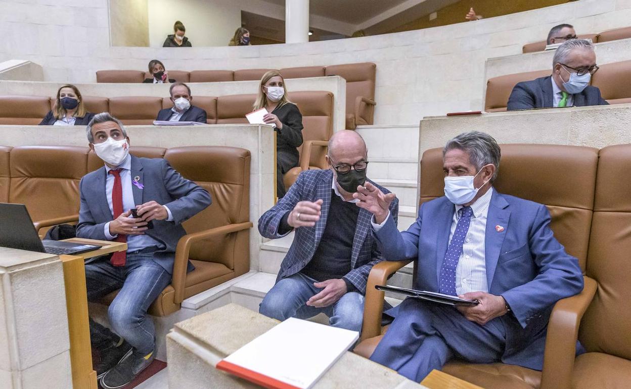 Félix Álvarez y Miguel Ángel Revilla dialogan, este lunes en el Parlamento, junto a Pablo Zuloaga