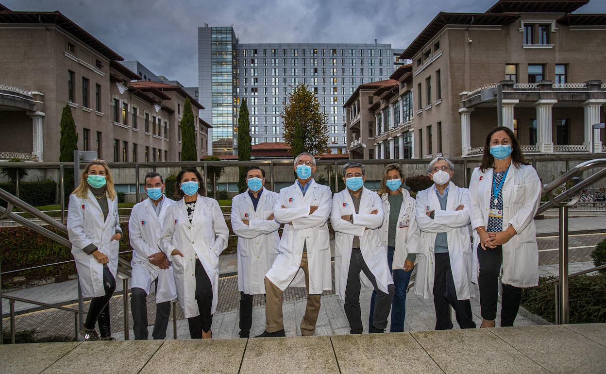 Desde la izquierda, Beatriz López, subgerente de Valdecilla; Julio Pascual, jefe de Neurología; Carmen Fariñas, jefa de Enfermedades Infecciosas; Rafael Tejido, gerente; Javier Zueco, jefe de Cardiología; José Manuel Cifrián, jefe de Neumología; Graciela Saiz, subdirectora de Enfermería; Miguel Ángel González Gay, jefe de Reumatología; y Marta López, jefa de sección de UCI.