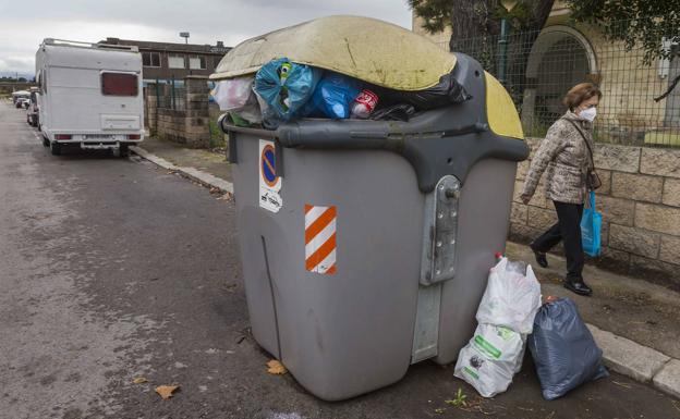 Un contenedor que no puede cerrarse por toda la basura que alberga en su interior. 