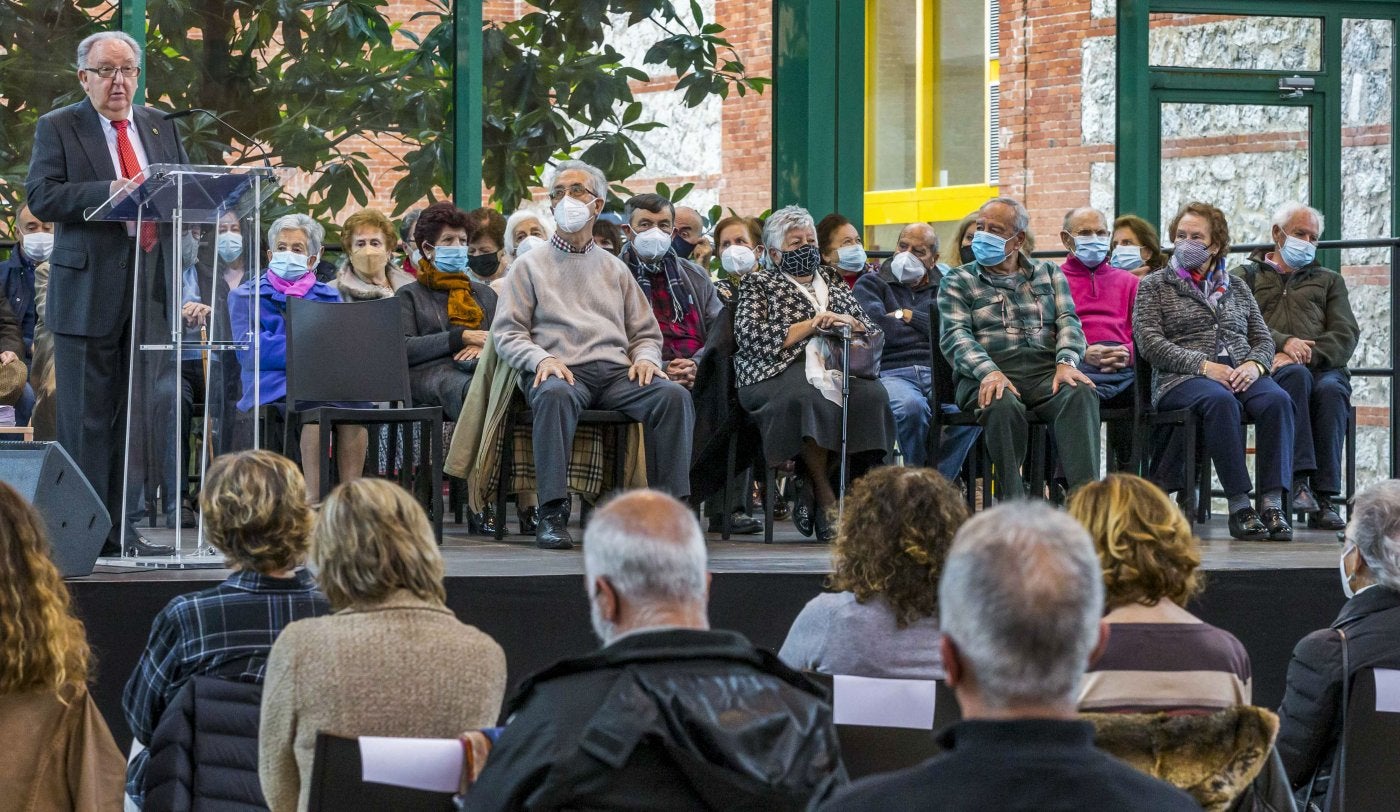  Una veintena de participantes en el Proyecto Legado, de la Unate, ayer, en el acto de homenaje organizado en la Biblioteca Central de Cantabria. 