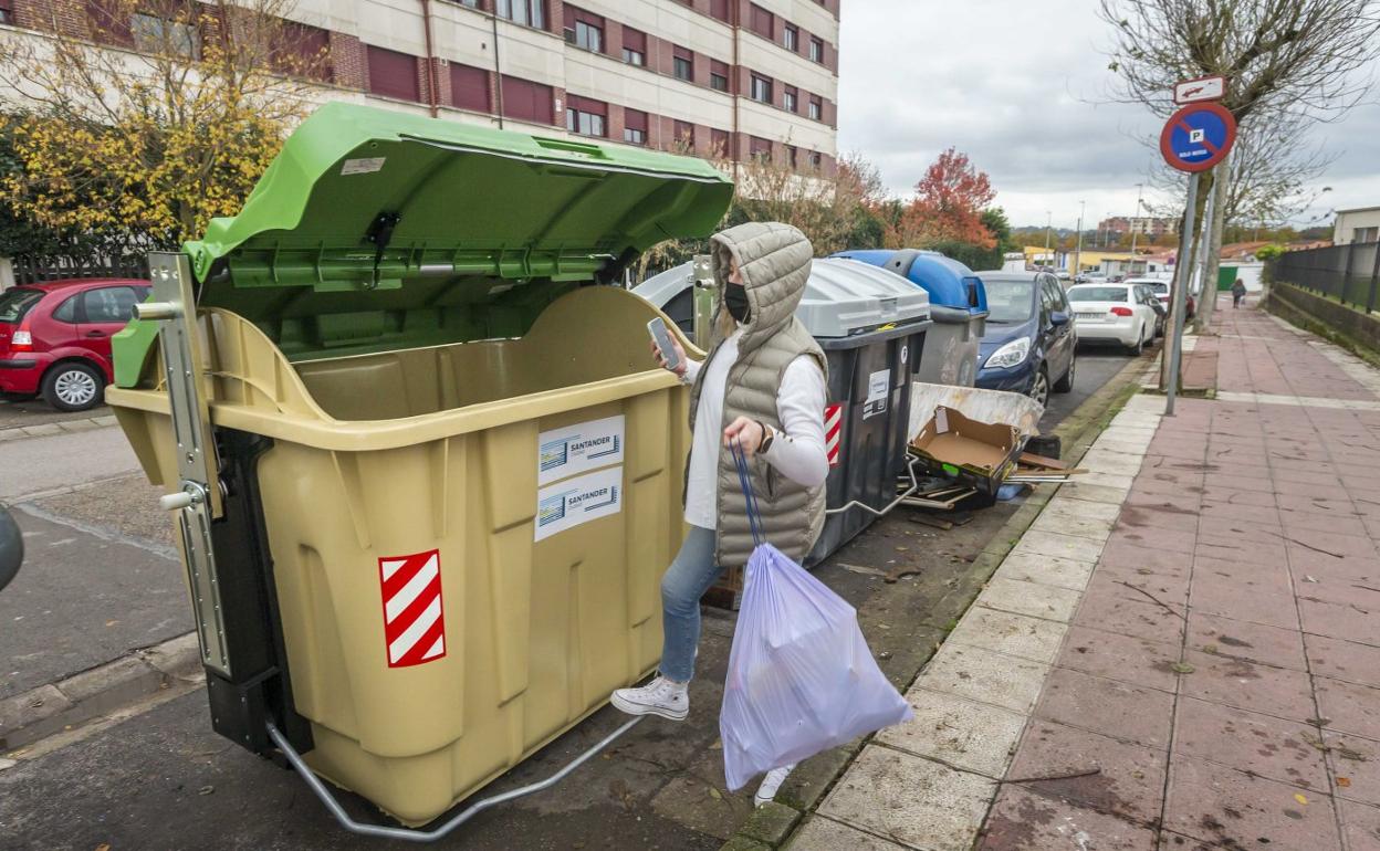 Cespa recibirá otros cien contenedores para mejorar el servicio de basuras