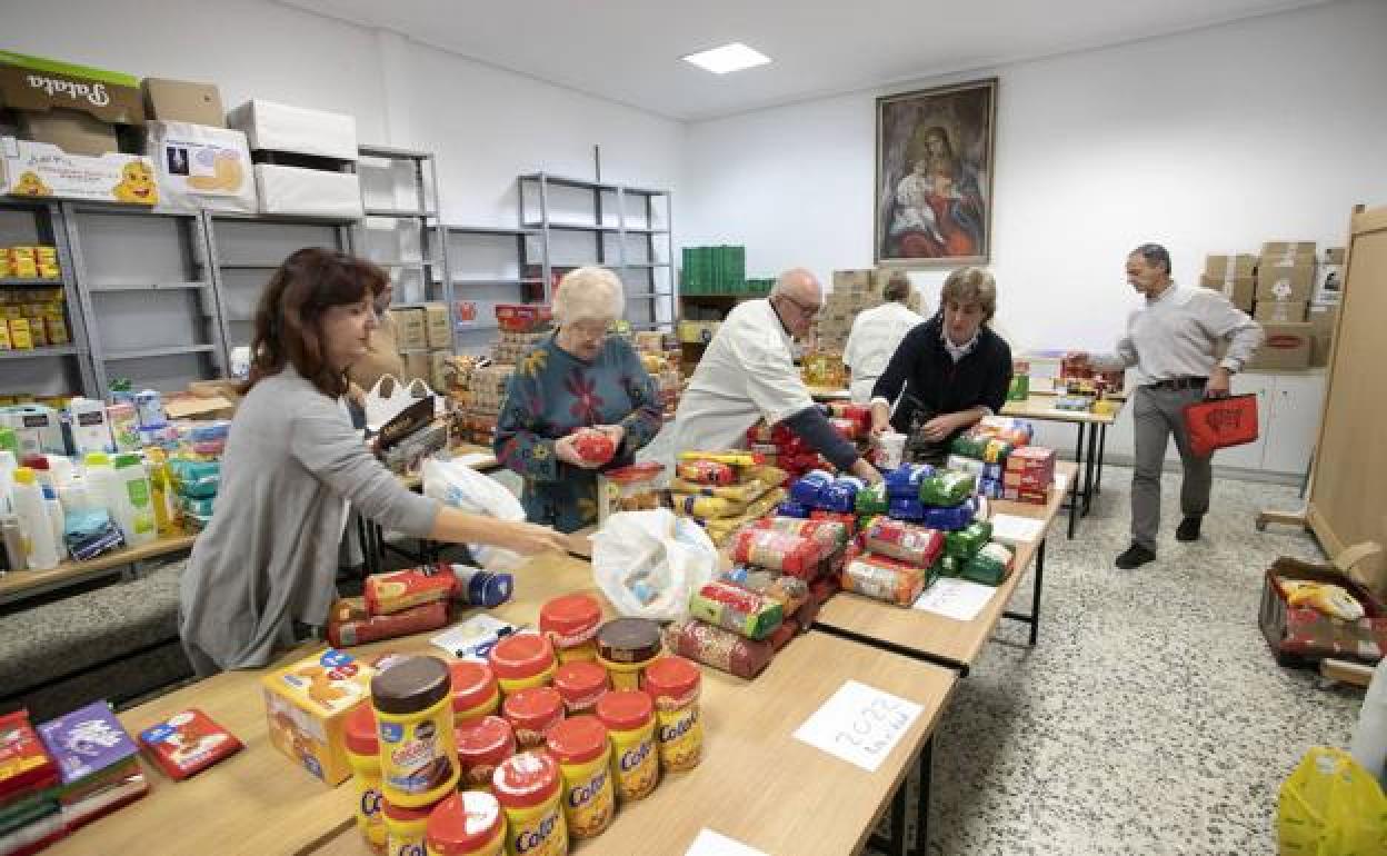 Voluntarios de Cáritas en una imagen de archivo en San Vicente