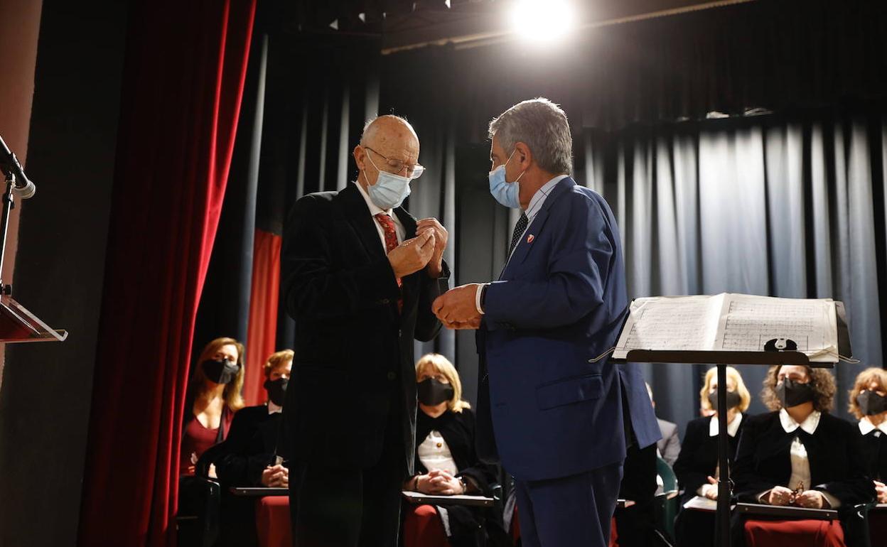 Pedro Crespo de Lara recibió el galardón de manos de Miguel Ángel Revilla.