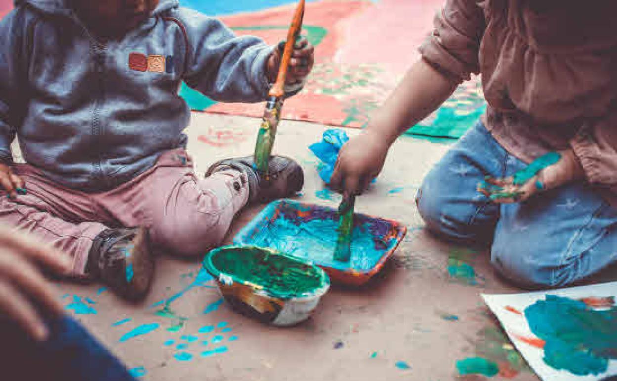 Foto de archivo de dos niños jugando