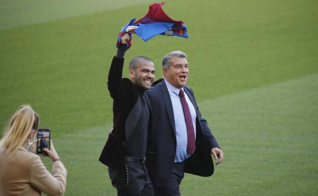 Joan Laporta, eufórico durante la presentación de Dani Alves.