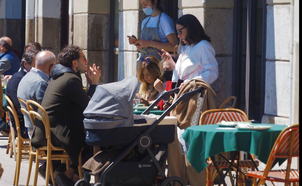 Una terraza en Santander en primavera de este año.