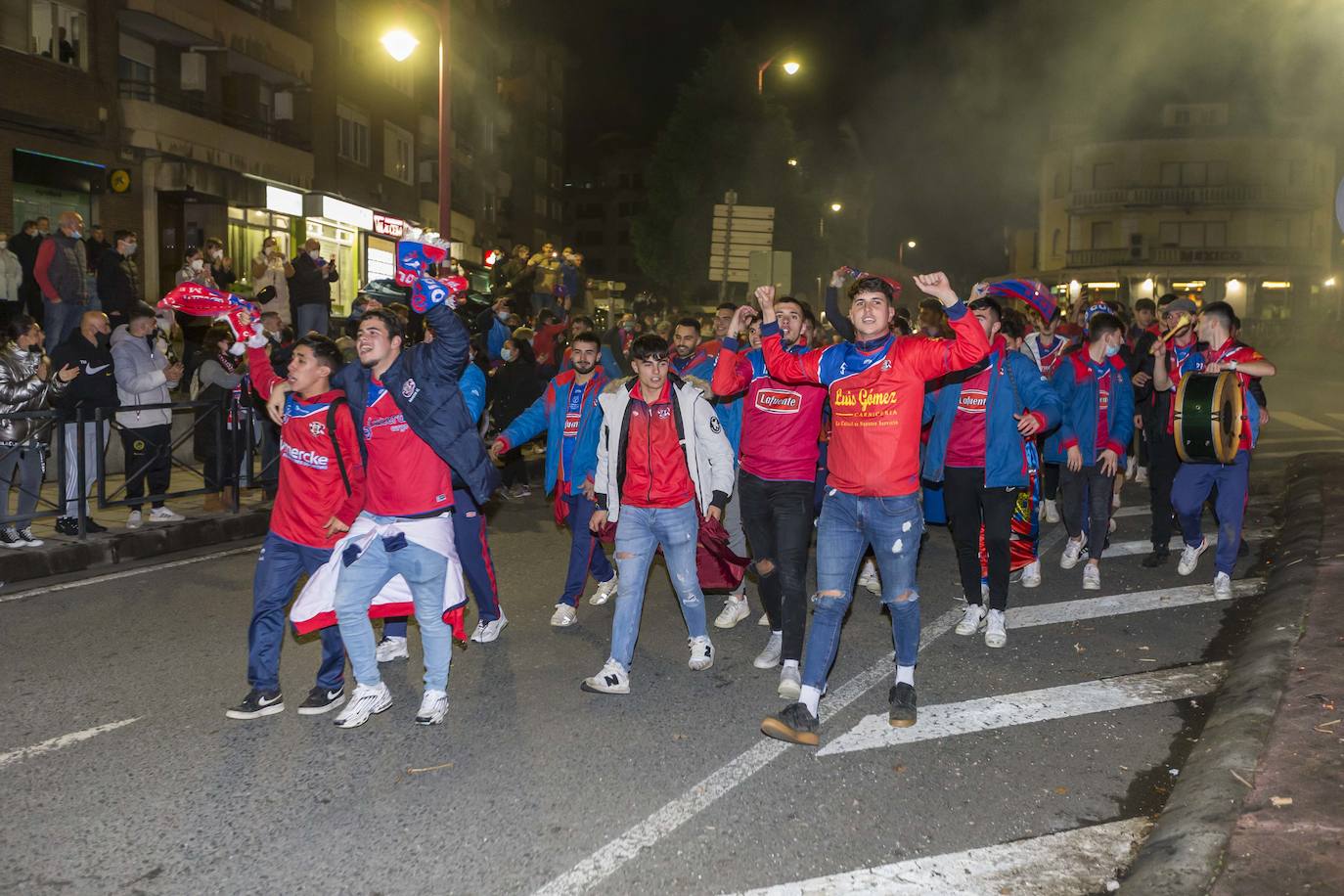 Fotos: El recibimiento a los jugadores del Solares tras clasificarse para la Copa del Rey