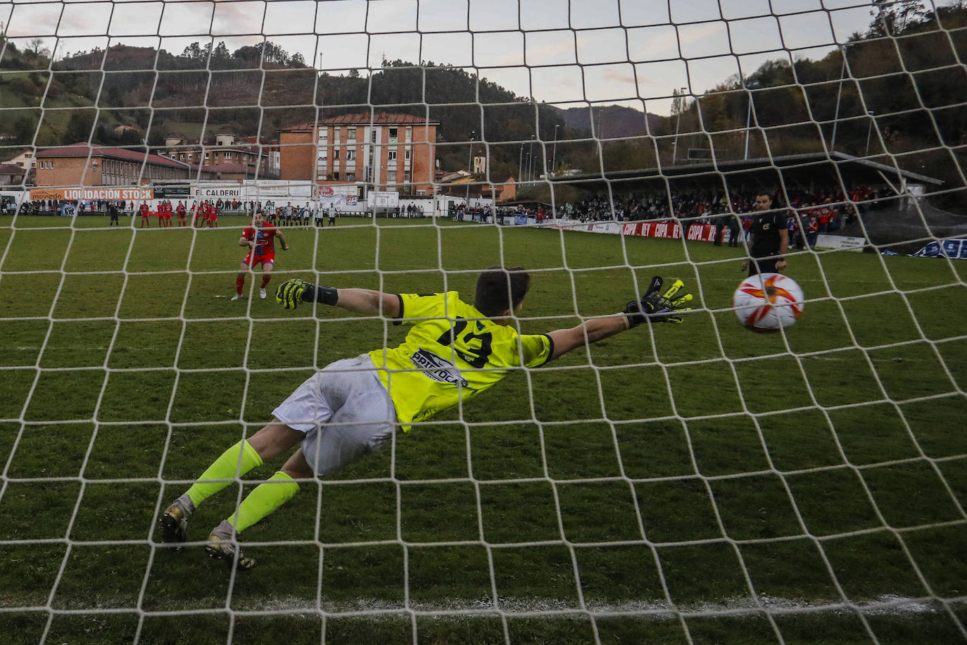 Varo marca para el Solares en la tanda de penaltis