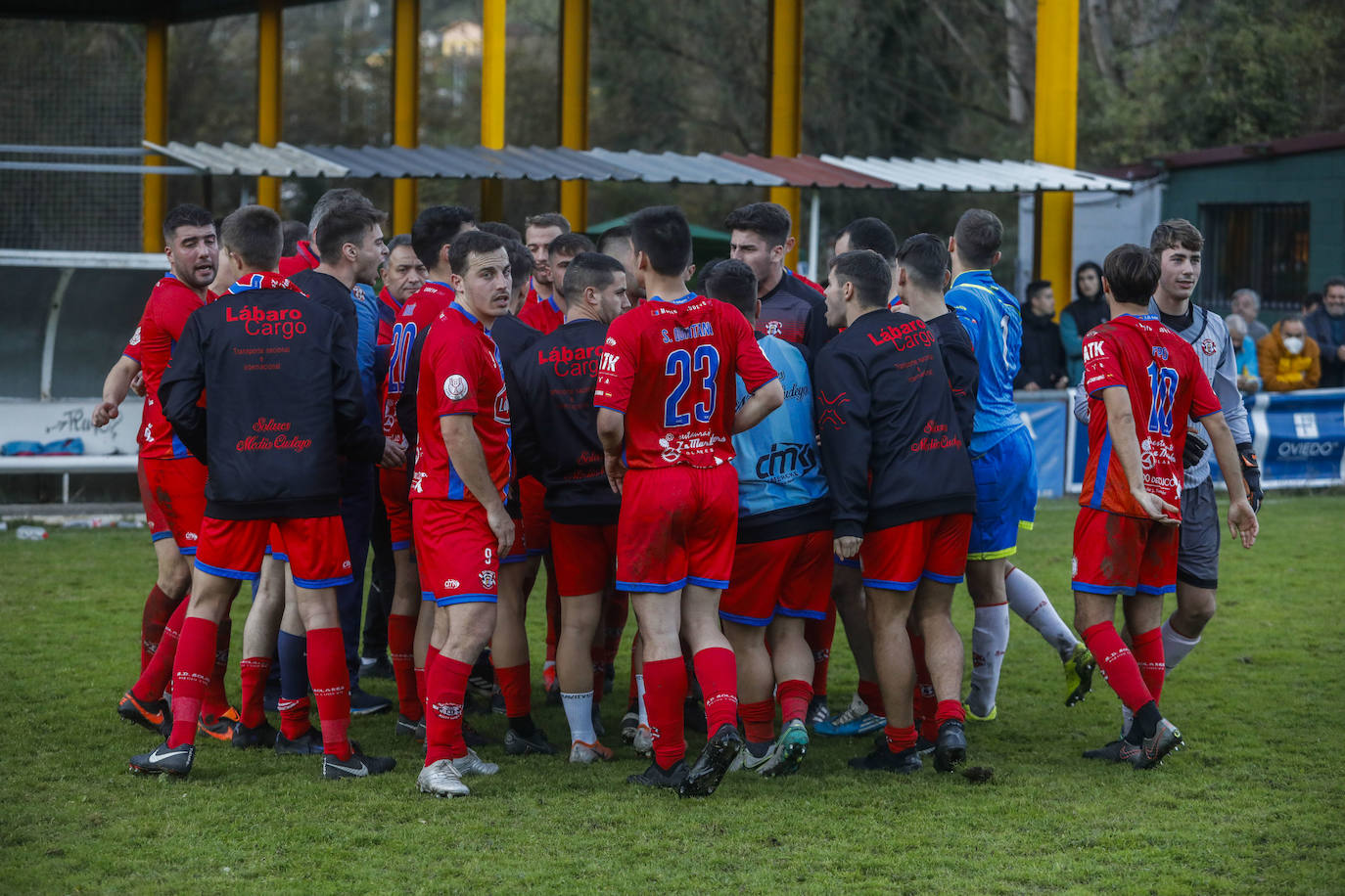 Los jugadores y técnicos, antes de lanzar los penaltis.