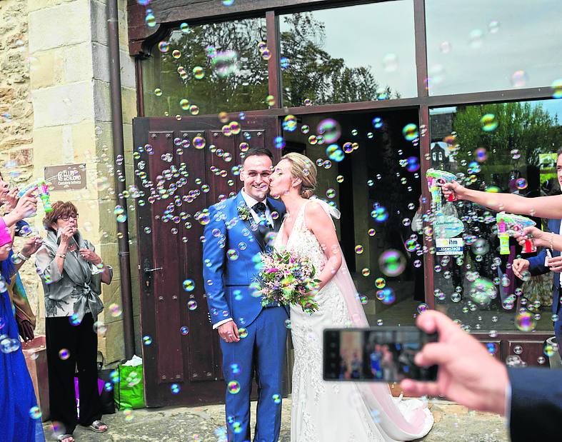 Tamara Gándara y Raúl Rodríguez se casaron el pasado 26 de junio en Santillana del Mar. Los novios apuntan que «somos y vivimos en Palencia pero nos casamos en Cantabria porque nos enamoramos de esta tierra en nuestro primer viaje como novios. Y para aquí que nos trajimos a todos nuestros invitados». 