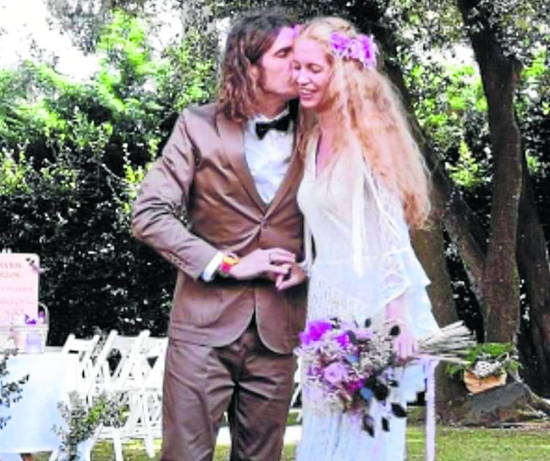 Marta Cobo y Ángel Cuetos se casaron el pasado 11 de septiembre en el Hotel Torres de Somo. La novia llegó en una urgoneta ‘hippie’ y la boda, ambientada en los años setenta, estuvo marcada por los detalles de aire bohemio y ‘boho chic’. 